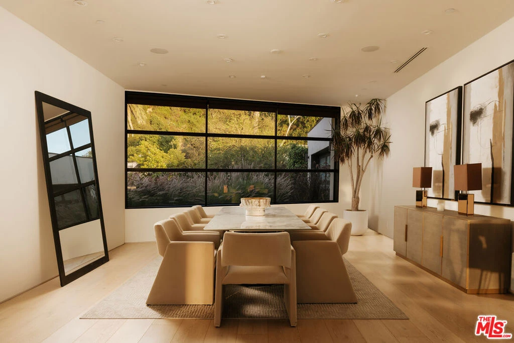 Interior 4