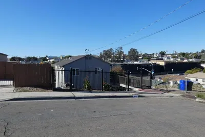 648 51 Street photo 2