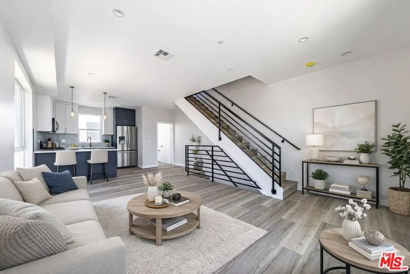 6702 Balboa Boulevard A photo 2