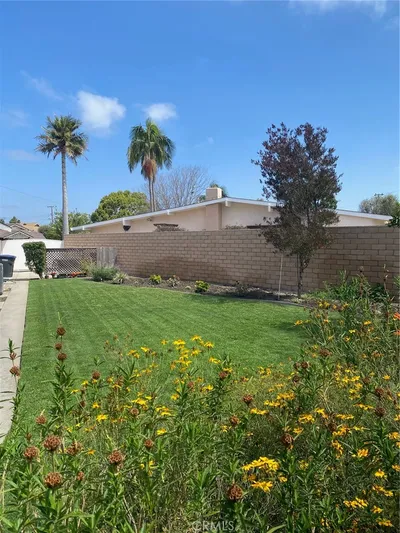 3352 Rowena photo 2