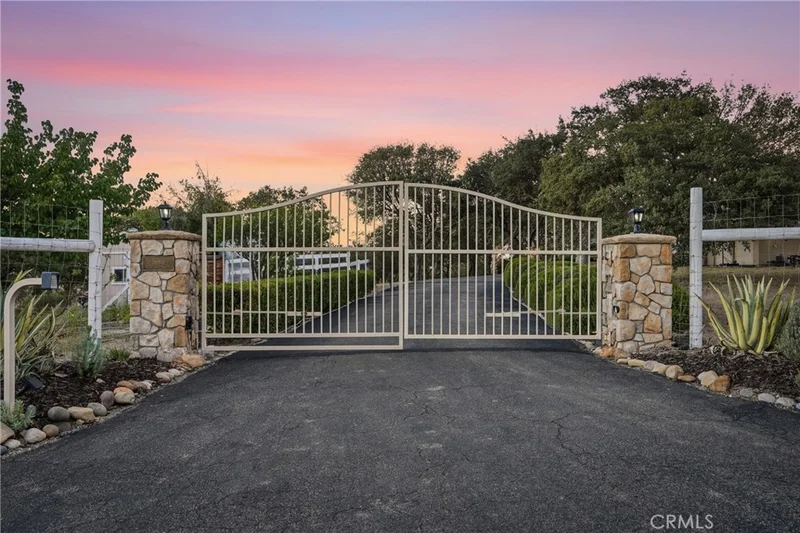 5680 High Ridge photo 2