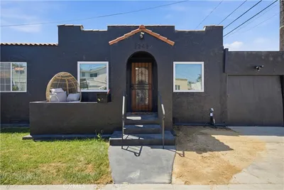 2245 Pine Avenue photo 2