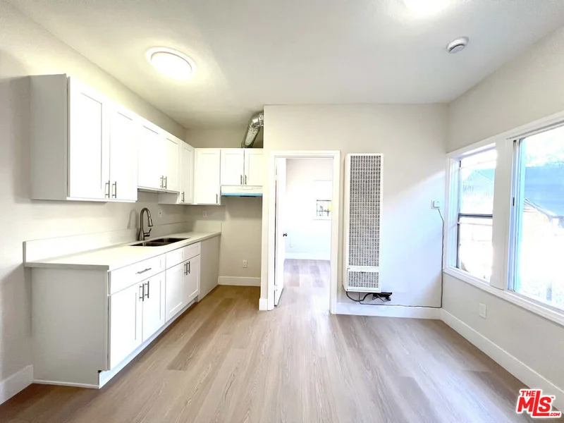 345 W 45th Street 4 photo 2