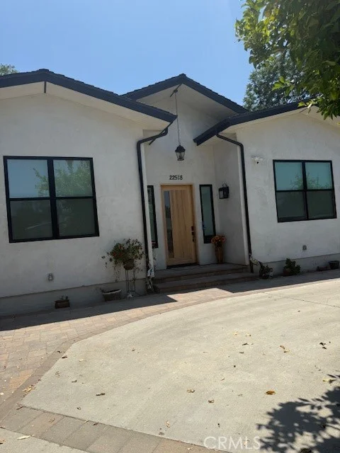 22520 Clarendon photo 2
