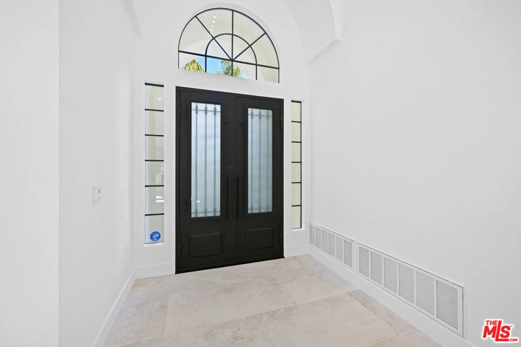 Interior 4
