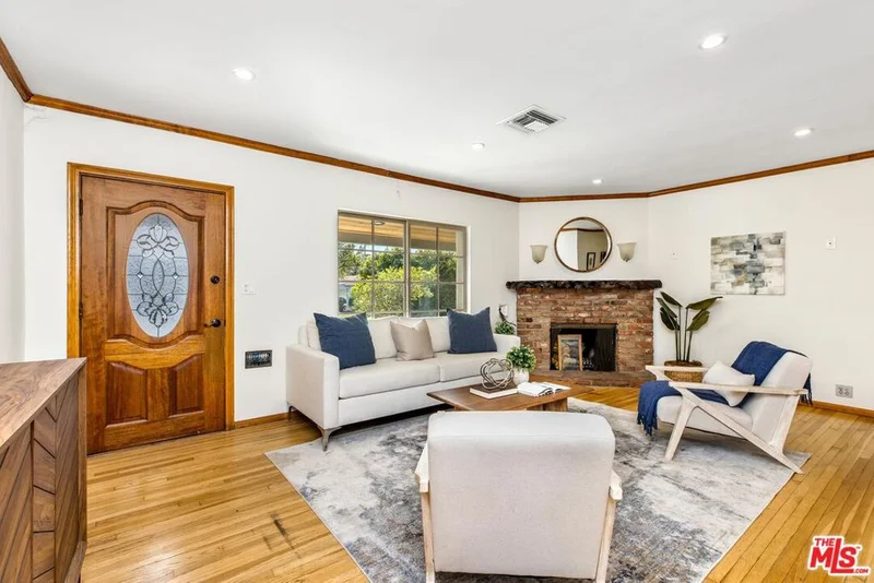 Photo 2 of 11261 Blix Street