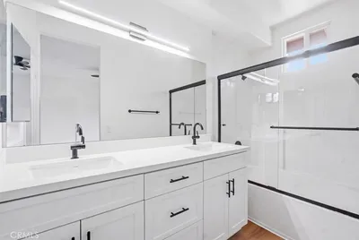 511 N Lark Ellen I photo 2