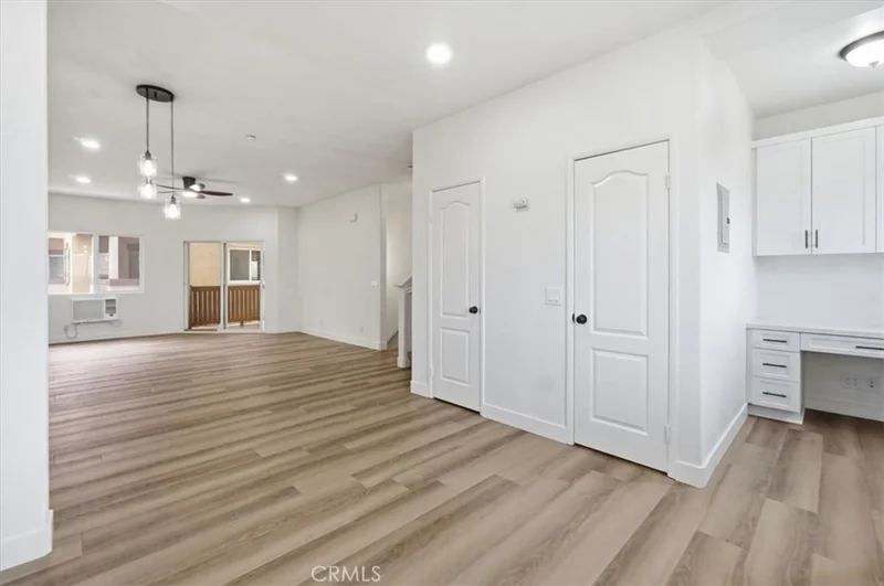 521 N Lark Ellen A photo 2