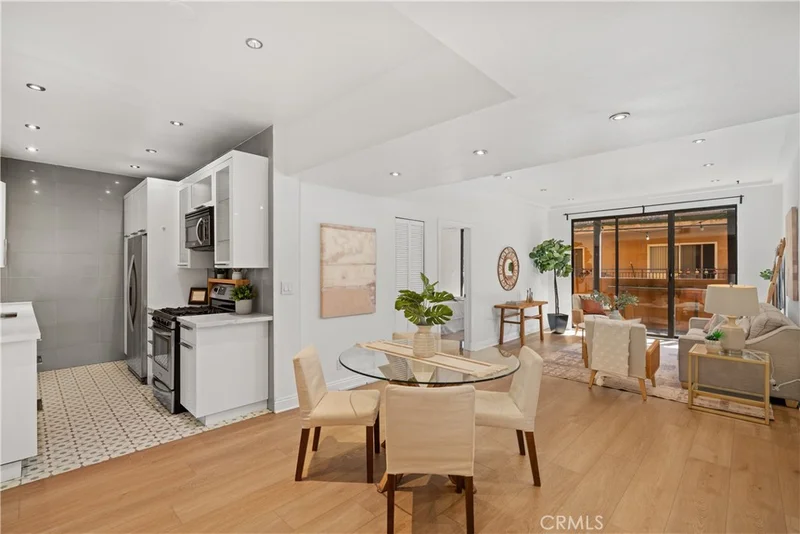 828 N Hudson 106 photo 2