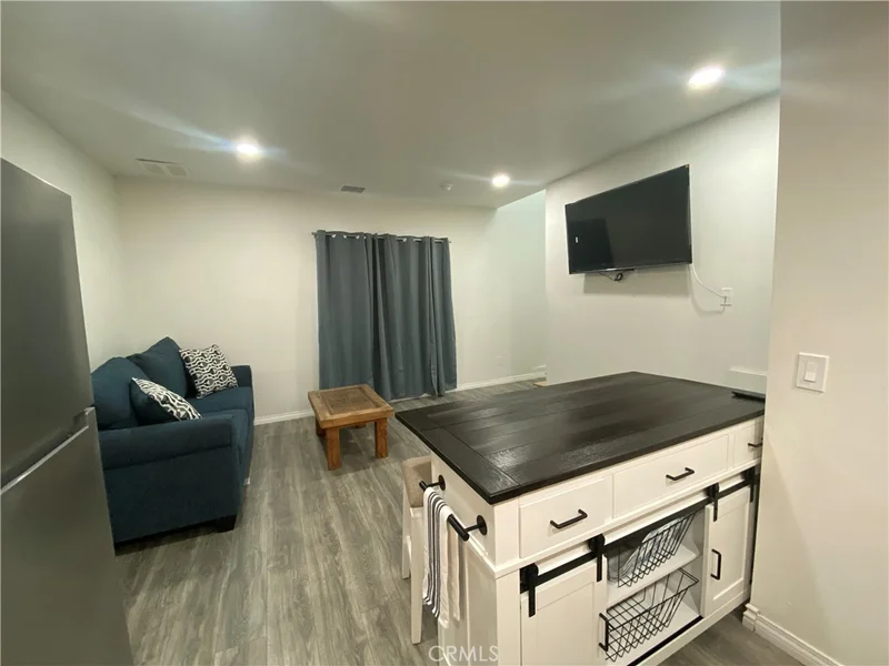 10059 Woodale Avenue photo 2