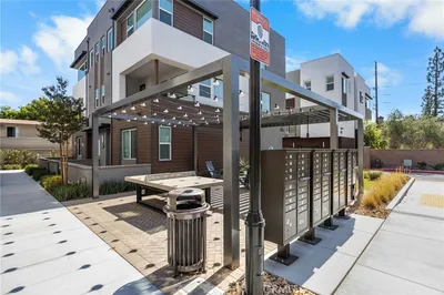 669 S Lyon Street photo 2