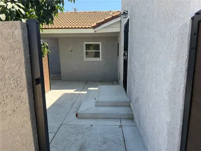 844 Woodlawn A photo 2