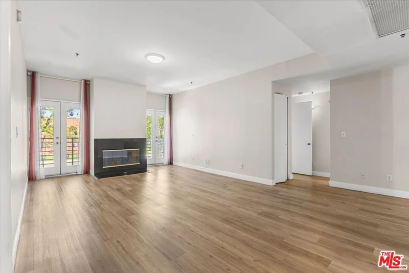 5350 White Oak Avenue 209 photo 2
