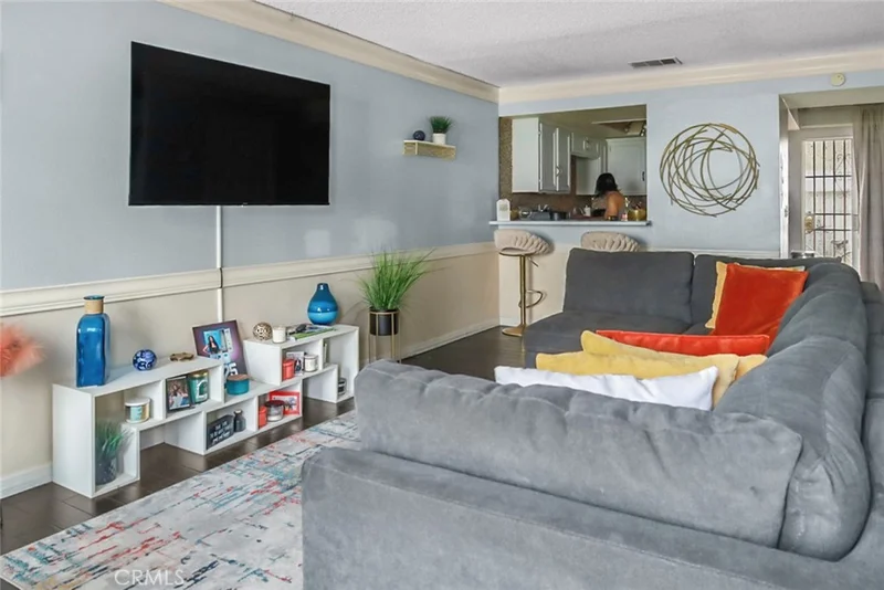 810 W Compton 16