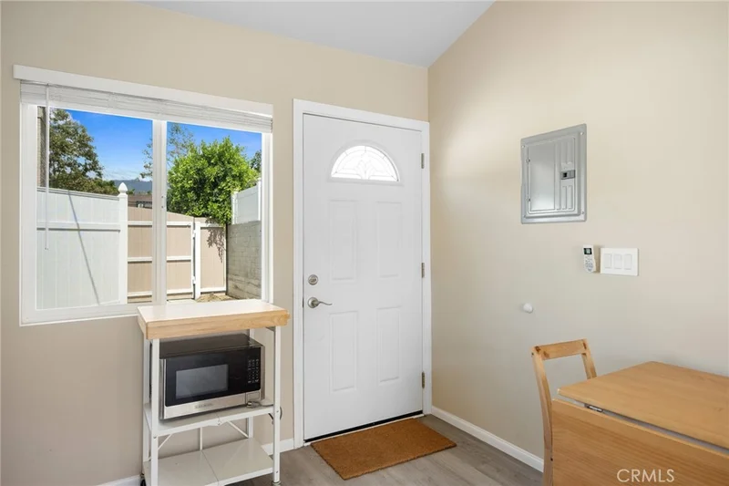 1816 Hillside A photo 2