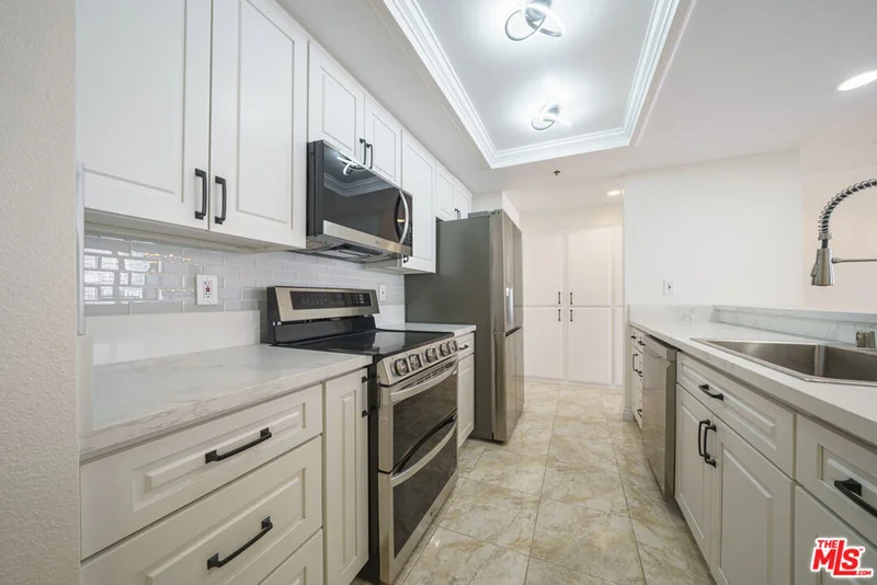 600 W 9th Street 1502 photo 2