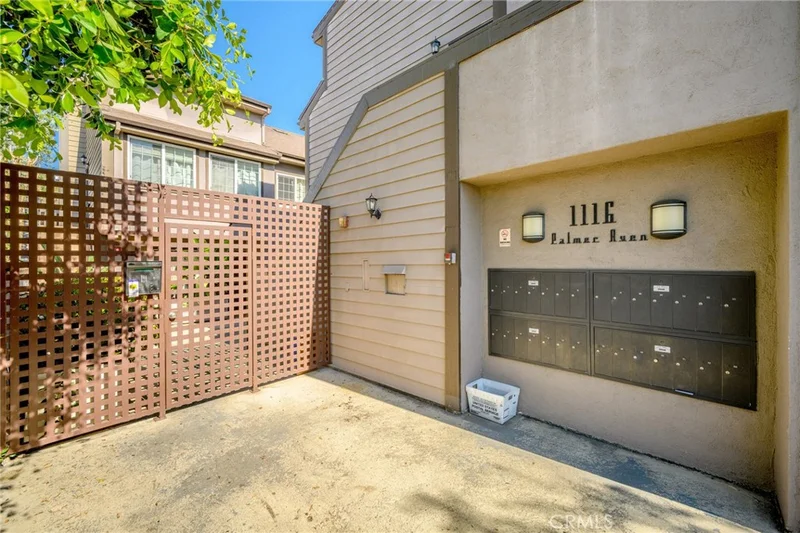 1116 E Palmer Avenue 5 photo 2