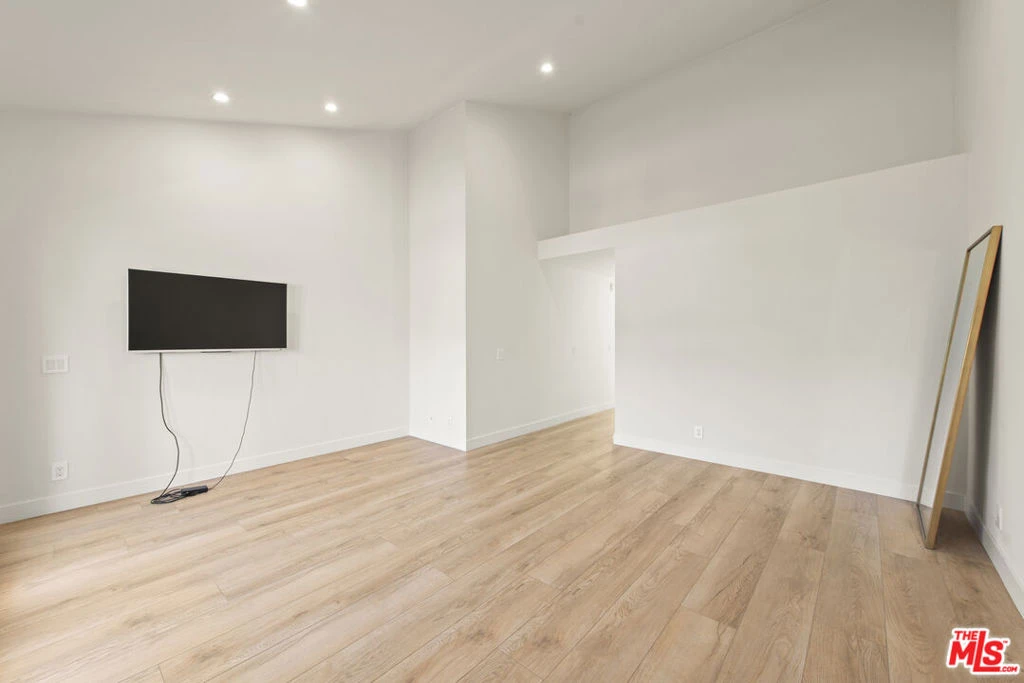 Interior 4