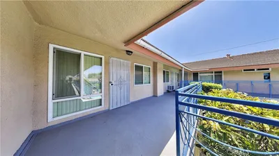 1208 S Marengo Ave APT Q photo 2