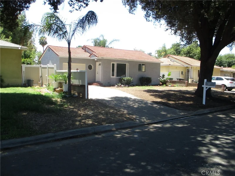 9748 Belmont photo 2