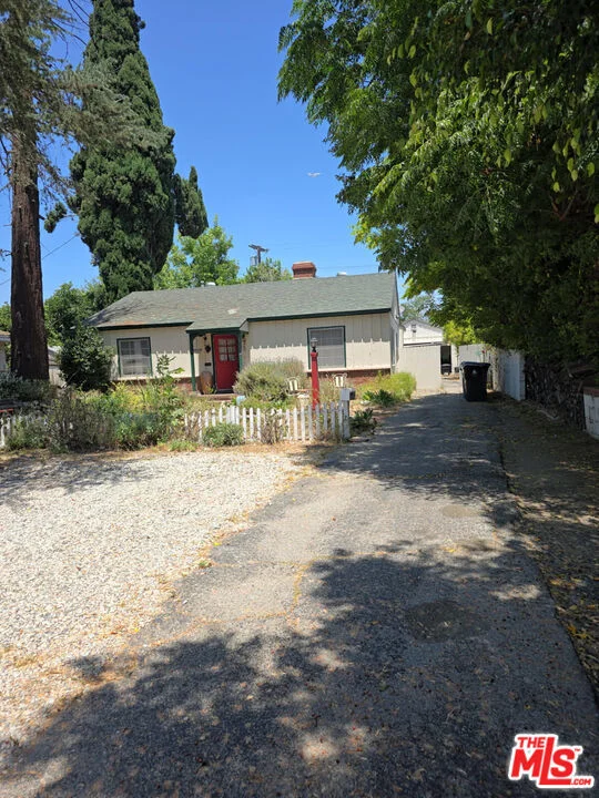 14137 Hamlin Street photo 2
