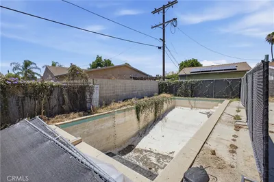 6729 Babcock Avenue photo 2