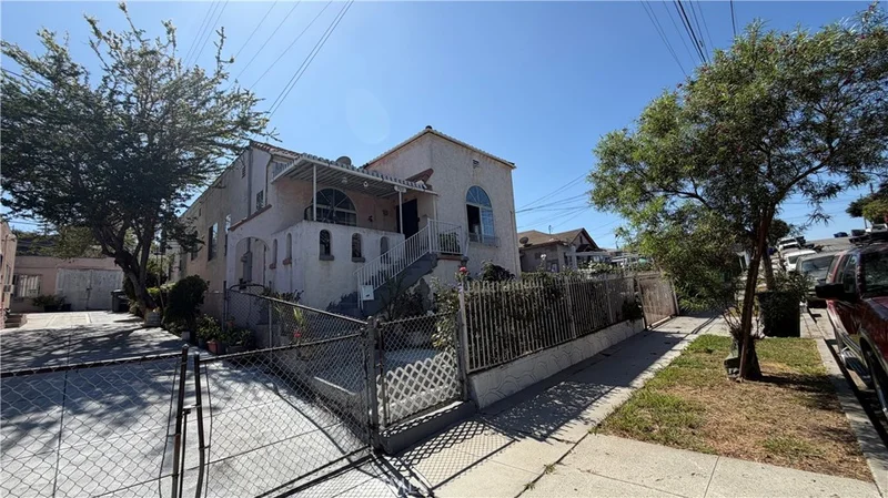 962 N Ditman photo 2