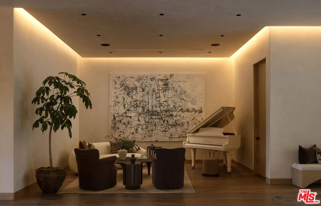 Interior 4