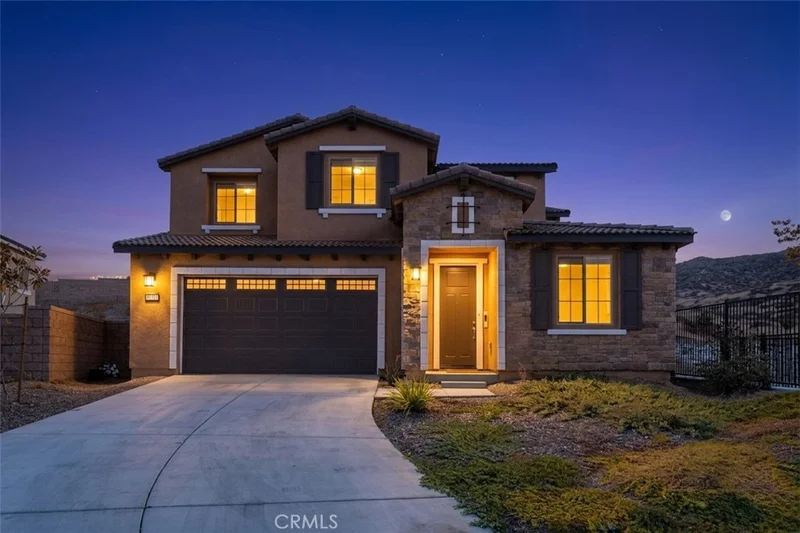 25311 Luna Peak