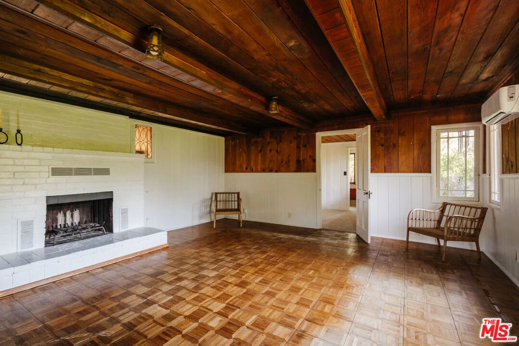 Interior 4
