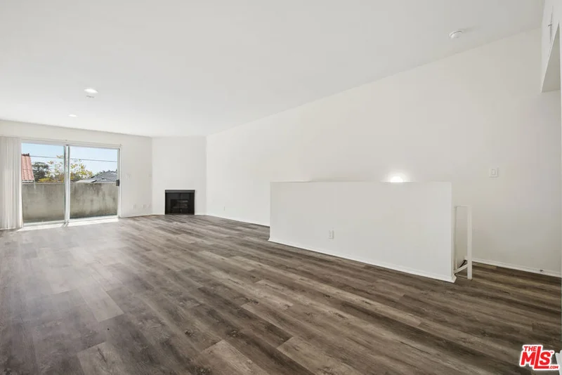 870 Crenshaw Boulevard 213 photo 2