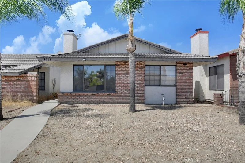 3102 W Devonshire Avenue