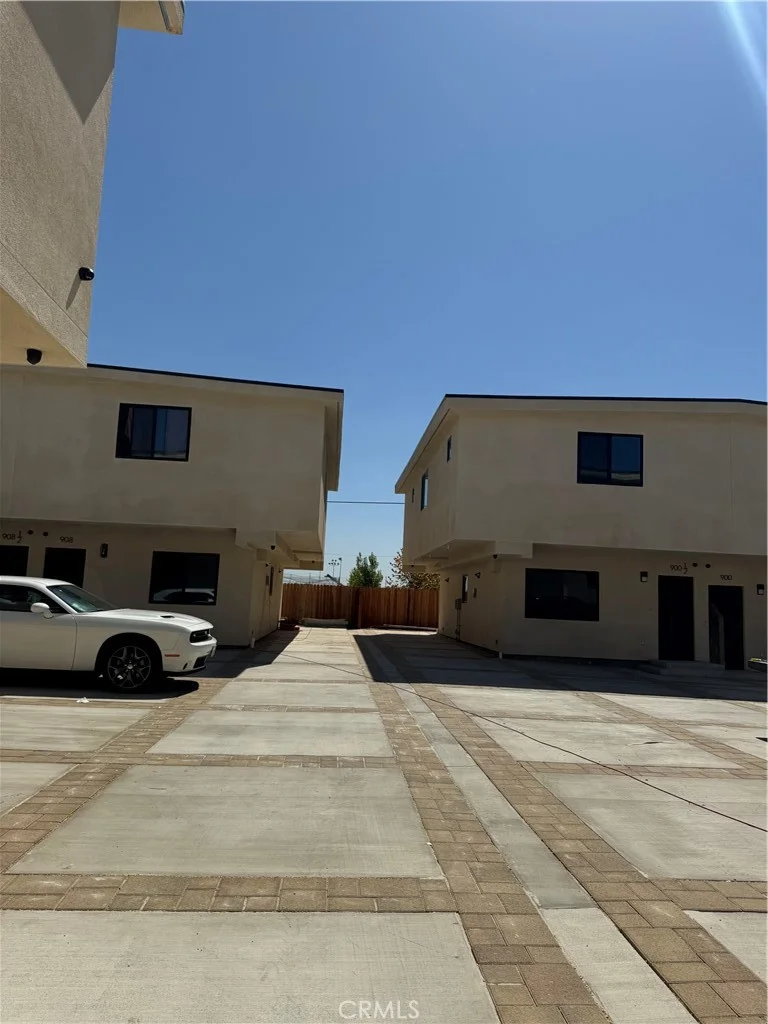 908 Lakme Avenue photo 2