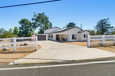 3221 E Victoria photo 2