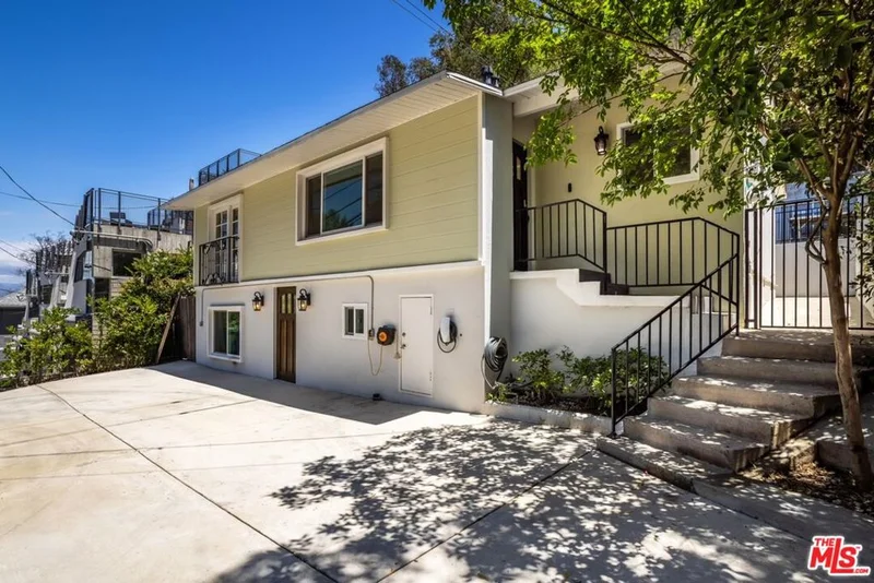 8876 Wonderland Avenue photo 2