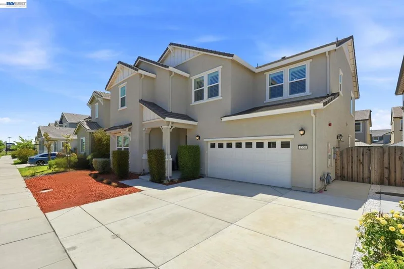 1550 Plumas Dr photo 2