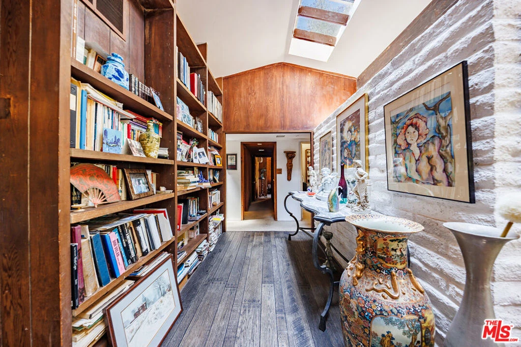 Interior 4