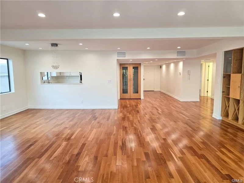 1310 Roxbury Drive 302 photo 2