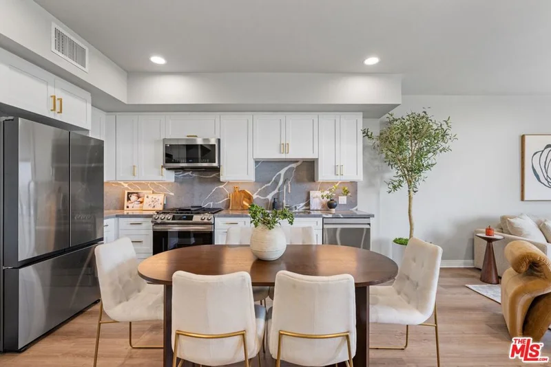7428 Santa Monica Boulevard 406 photo 2