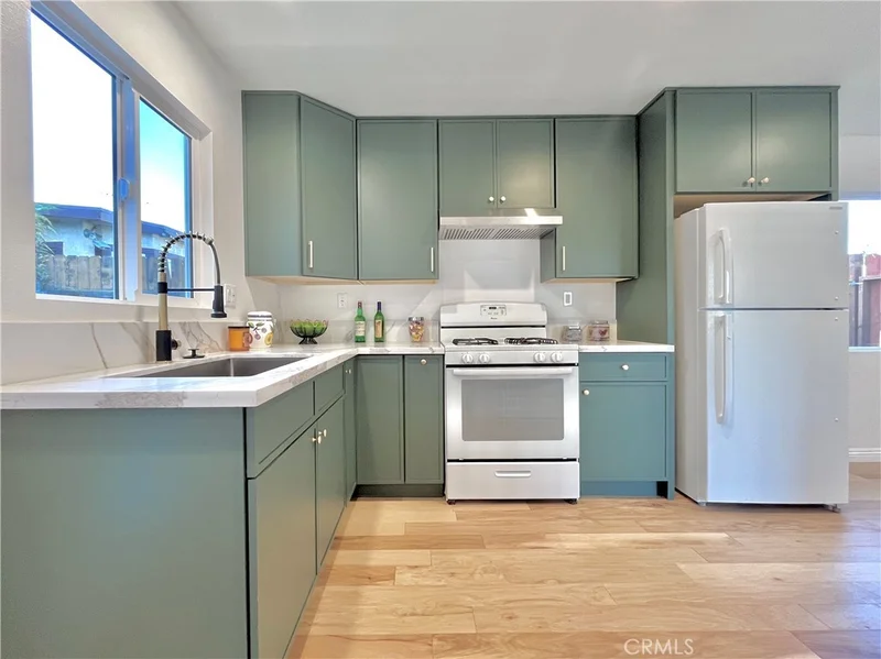 938 E Sandra Avenue B photo 2