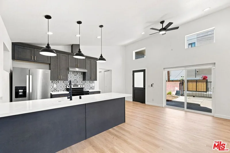 581 W Ave 28 photo 2