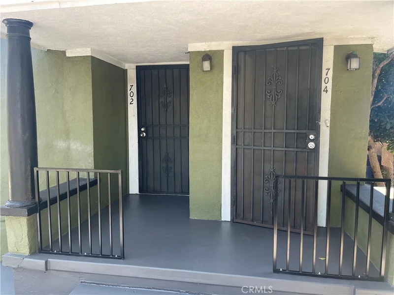 704 S Soto photo 2