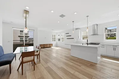 2702 Via Avella