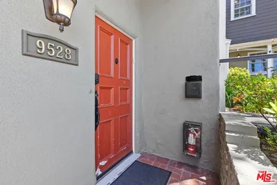9528 W Olympic Boulevard photo 2