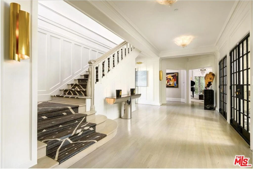 Interior 4