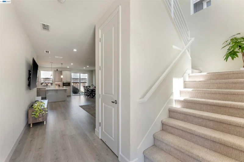 Photo 2 of 1631 Wonderland Way