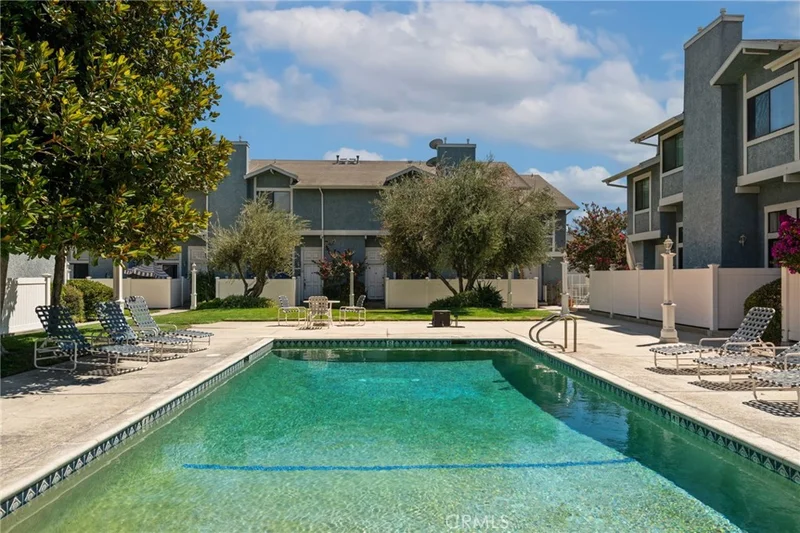 15106 Nordhoff 7