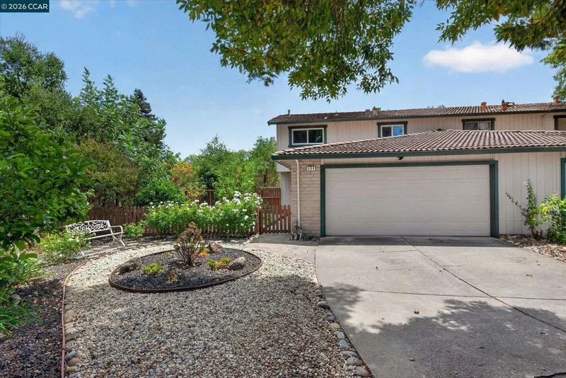 584 Mission Pl photo 2
