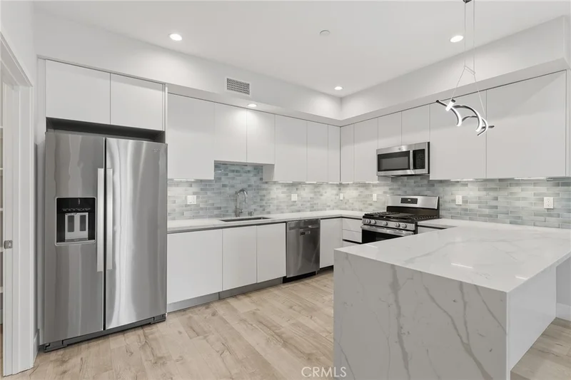 5820 La Mirada Avenue 302