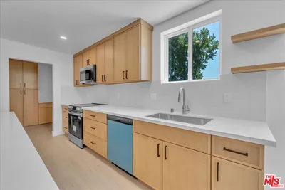 6913 Encino Avenue 1/2 Upper photo 2